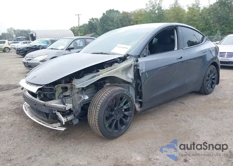 2023 Tesla Model Y Awd/Long Range Dual Motor All-Wheel Drive z USA, uszkodzony, nr VIN 7SAYGDEE3PF696104